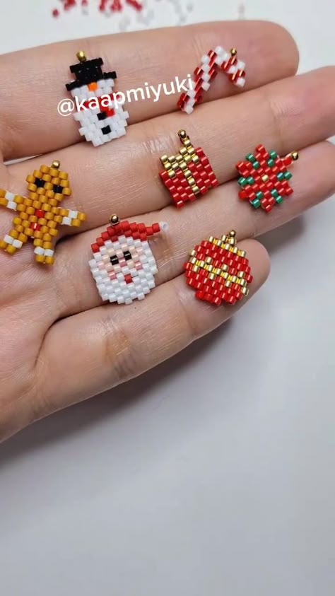 Christmas Bead Patterns, Diy Seed Bead Jewelry Tutorials, Beaded Patterns Free, Seed Bead Ornaments, Brick Stitch Christmas, Christmas Beads Craft, Xmas Beads, Beaded Ornaments Diy, Miyuki Beads Pattern