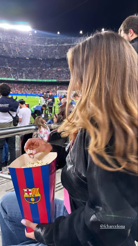 Barcelona Girl Fans, Fc Barcelona Aesthetic, Barca Girl, Barca Fans, Barcelona Girl, Soccer Girlfriend, Fc Barca, Barcelona Aesthetic, Football Girlfriend