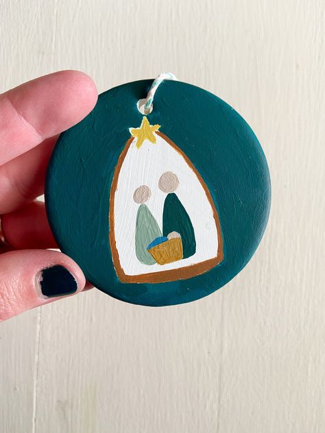 Nativity Ornaments are a sweet addition to decorate your home or tree this holiday season. These hand-painted, one of a kind ornaments make great gifts too. The Nativity Ornaments can be hung throughout the winter season as a reminder of the reason of the season. Give an ornament as a gift or buy multiple to start a collection. acrylic on 3" round clay disc Homemade Nativity Ornaments, Painted Acrylic Ornaments Diy, Acrylic Painted Christmas Ornaments, Wood Slice Nativity Ornament, Wood Round Ornaments Diy Kids, Easy Wood Ornament Painting, Diy Ornaments Paint, Ornament Ideas Painting, Simple Painted Ornaments