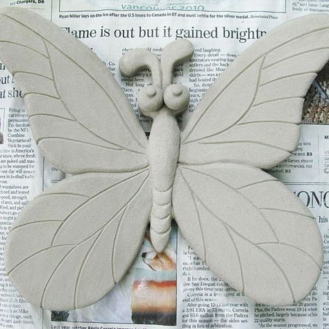 Clay Butterflies, Clay Butterfly, Kids Clay, Pottery Animals, Bel Art, Kids Pottery, Soyut Sanat Tabloları, Slab Pottery, Hand Built Pottery