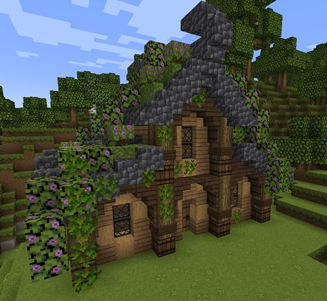 Spruce And Oak House Minecraft, Spruce Mc House, Minecraft Houses Spruce Forest, Minecraft Spruce House Ideas Cottage, Spruce And Deepslate House Minecraft, Cobbled Deep Slate House Minecraft, Spruce Houses Minecraft, Deepslate Minecraft Buildings, Bedrock Minecraft Builds