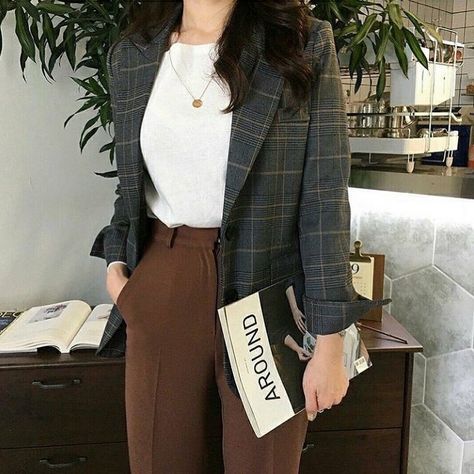 1,2,3,4,5,6,7 or 8?🍷 •••… Office Outfit Women Business, Dark Academia Fashion, Academia Fashion, Office Outfits Women, Chique Outfits, Black Outfits, Mode Casual, Modieuze Outfits, Mode Hijab