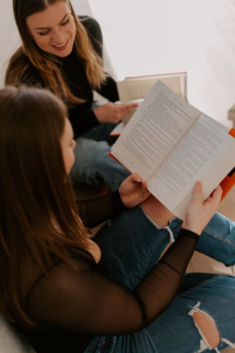 Book Club Photography, Book Club Photoshoot, Book Club Pictures, Book Club Aesthetic, Book Poses, Book Campaign, Reading Retreat, Reading Friends, Book Branding