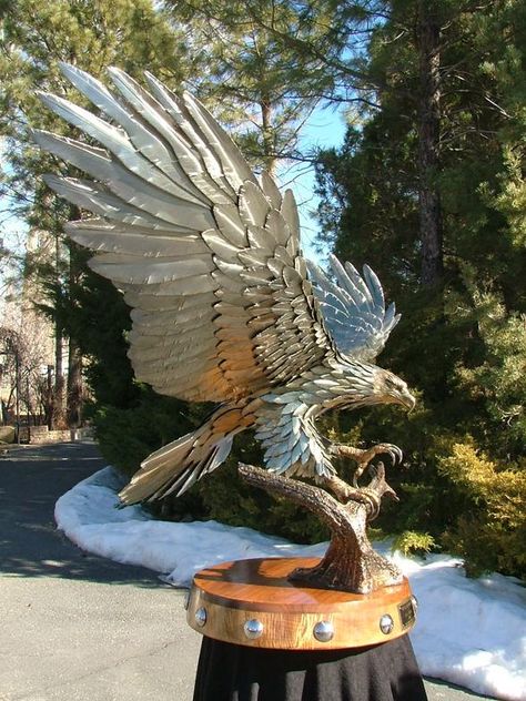 Metal Sculpture Artists, Eagle Sculpture, Aigle Royal, Eagle Statue, Outdoor Garden Statues, Animal Illustration Art, Bird Carving, Eagle Art, Metal Yard Art