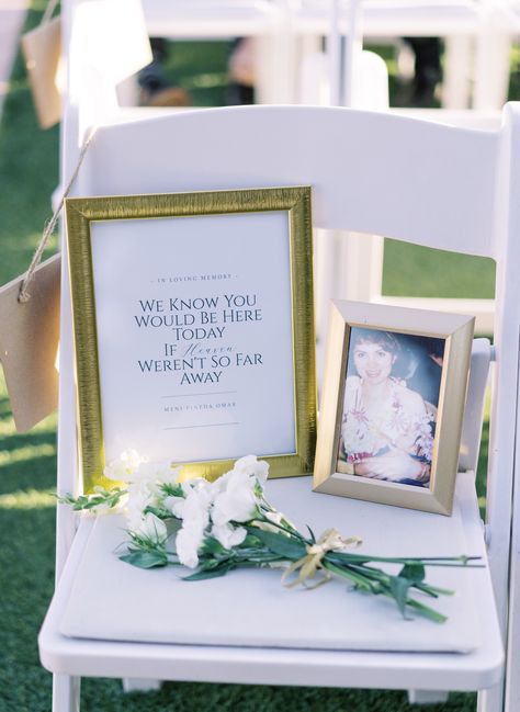 Wedding Remembrance, Memory Table Wedding, Sentimental Wedding, Dream Wedding Decorations, Urns For Ashes, Mom Wedding, Future Wedding Plans, Dream Wedding Ideas Dresses, Cute Wedding Ideas