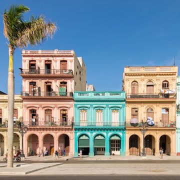 Havana House, Havanna Cuba, Cuban Architecture, Old Havana Cuba, Cuban Cafe, Ride A Bike, Easy Decor, Yoga Kurse, Casas Coloniales