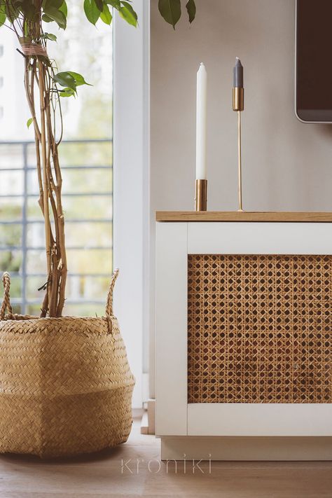 • Private apartment in Gdynia, mixed-style interior design, full of warm beiges and rattan furniture • Rattan TV shelf • #kronikiwnętrz #kroniki • #interiordesign #scandinavian #scandinavianinterior #design #beigeinterior #beige #homedecor #rustic #rattan • Rattan Design Interior, Rattan Interior Design, Rattan Interior, Rattan Design, Furniture Rattan, Tropical Interior, Rattan Material, Tv Shelf, Reception Counter