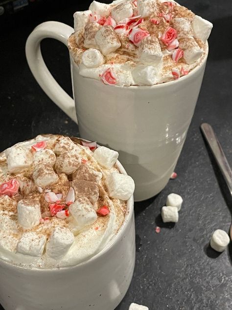 Christmas Aesthetic Hot Chocolate, Winter Aesthetic Hot Chocolate, Winter Aesthetic Cozy Food, Hot Chocolate Christmas Aesthetic, Christmas Drink Aesthetic, Christmas Food Aethstetic, Hot Choco Aesthetic, Christmas Aesthetic With Friends, Christmas Cooking Aesthetic