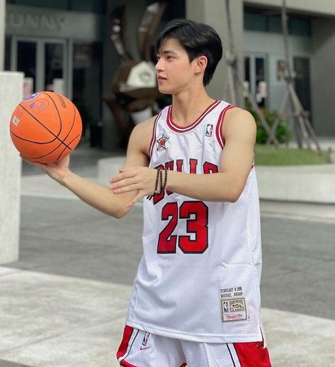 Basketball Jersey Outfit, Kpop Fashion Men, Girls Night Party, Grunge Boy, Sports Boys, Basketball Clothes, Jersey Boys, People Clothes