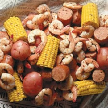 Frogmore Stew - This is the real deal! Frogmore Stew, Low Country Boil Recipe, How To Cook Kielbasa, Country Boil, Low Country Boil, Boiled Food, Seafood Seasoning, Enjoy Your Meal, Shrimp Boil