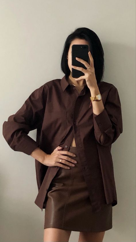 Shirt / trends of 2023 / total brown look / ideas for date / fashion / trend Brown Tshirt Outfit, Date Fashion, Women's Fashion Set, Gossip Girl Fashion, Brown Shirt, Brown Tshirt, Look Of The Day, Brown Outfit, Tshirt Outfits