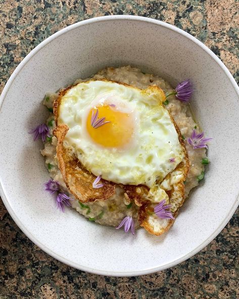 Making savoury porridge is a breeze. If you’re already an oatmeal maker, you know what to do. Just swap out your sweet stuff and get creative! Savoury Porridge, Porridge Ideas, Quick Oat Recipes, Savory Oatmeal Recipes, Savory Oatmeal, How To Cook Greens, Dinner For One, Oatmeal Bowls, Veggie Stock