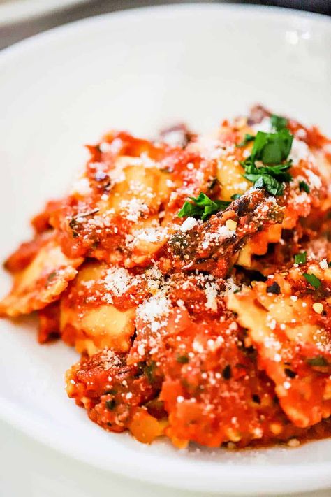 A white individual pasta bowl filled with easy ravioli with creamy tomato-basil sauce with chopped parsley sprinkled on top. Ravioli With Tomato Cream Sauce, Homemade Pastas, Easy Ravioli, Ravioli Sauce, Red Sauce Recipe, Swiss Steak, Tomato Basil Sauce, Ravioli Recipe, Vegan Style