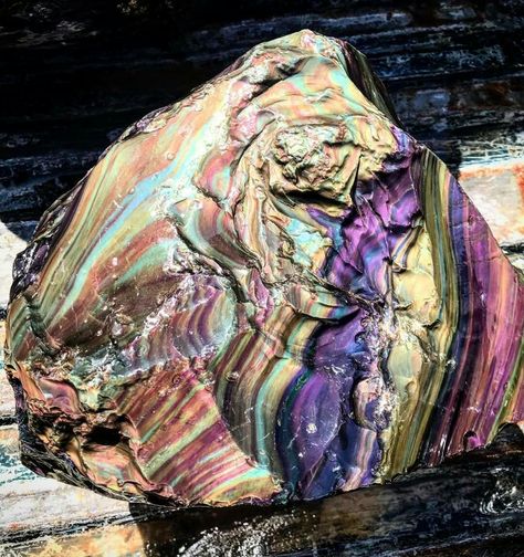 - Mexican Rainbow Obsidian 🔥 This rock is 60 pounds full up of color lines 🌈 .  Photo: Magda Minerales  #minerals #rocks Posted on Facebook by Amazing Geologist Shiny Rocks, Agate Rocks, Rainbow Obsidian, Magical Stones, Rock Of Ages, Pretty Rocks, Crystals Stones, Cool Rocks, Mineral Stone