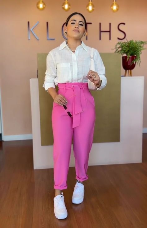 Pink Slacks Outfit Classy, Sporty Mom Outfits, Pink Sneakers Outfit, Outfits Modernos, Sporty Mom, Professional Attire, Beauty Clothes, Church Outfits, Sneakers Outfit