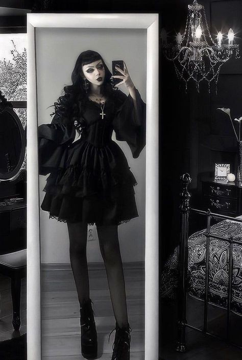 Winter Goth Outfits, Goth Outfits Casual, Romantic Goth Outfits, Dollcore Outfits, Dark Gothic Fashion, Winter Goth, Goth Princess, Gothic Looks, Romantic Goth