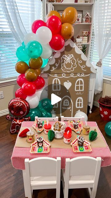 Bianca on Instagram: "Set up a Christmas kid’s table with me! I love setting up a table for Miss Olivia for every Holiday! Perfect little setup for Christmas morning, brunch or cookie decorating!🎄❤️🎅🏼" Christmas Brunch Class Party, Christmas Table Settings For Kids, Christmas Brunch Display, Christmas Brunch Table Decor, Christmas Kids Table, Christmas Table Set Up, Cookie Decorating Station, Christmas Morning Brunch, Kids Brunch