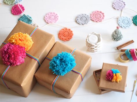 Katy b Craft Paper Wrapping, Mollie Makes, Gift Wrapping Inspiration, Gift Wrapping Ideas, Paper Pom Poms, Unique Gift Wrapping, Pom Pom Crafts, Yarn Pom Pom, Creative Gift Wrapping