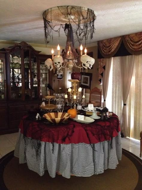 The Halloween party table! Halloween Dining Room, Halloween Party Table, Hallowen Ideas, Image Halloween, Casa Halloween, Halloween Party Dinner, Halloween Table Decorations, Adornos Halloween, Halloween Tattoo