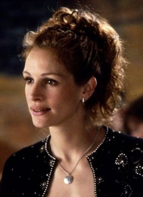 From a movie, don't know which, but she looks enchanting. Julia Roberts Curly Hair, Pretty Woman Makeup Julia Roberts, Curly Hair Julia Roberts, Julia Roberts Pretty Woman Black Dress, Julia Robert’s Curly Hair, Julia Roberts Hair, Julia Roberts Style, 90s Actresses, Scorpio Women