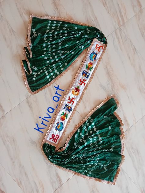 Marriage Chuni Design, Khambha Chundadi Designs, Kutch Work Designs, Diy Fabric Jewellery, Bridal Gift Wrapping Ideas, Simple Mehndi Designs Fingers, Personalized Wedding Decor, Latest Simple Mehndi Designs, Diy Bag Designs