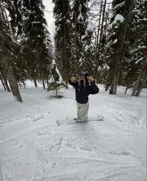 Working Holiday Canada, Baggy Ski Fits, Baggy Ski Fit, Ski Instructor Aesthetic, Skier Aesthetic, Ski Bum Aesthetic, Ski Pictures Ideas, Girls Ski Trip, Snowboarding Aesthetic