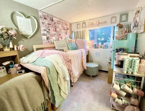 Pink And Green Dorm Room, Dorm Room Decor Blue, Light Pink Dorm Room, Pink Dorm Room Ideas, Green Dorm Room, Dorm Desk Decor, Red Dorm, Pink Dorm Room Decor, White Dorm Room