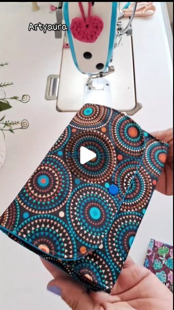 Diy Fabric Clutch Purse, Diy Fabric Handbags, How To Make Purses At Home, Purse Diy Pattern, Diy Purse Patterns Free, Leftover Fabric Ideas, Diy Handbag Patterns, Diy Bag Patterns, Diy Purse Patterns