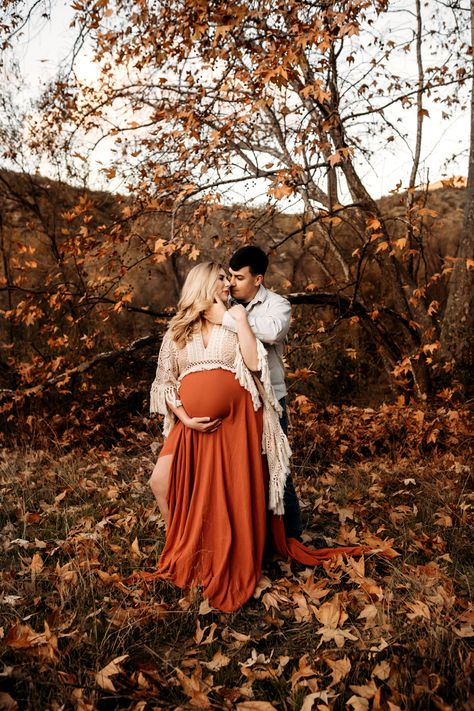 Husband Maternity Photos, Classy Maternity Shoot Outdoor, Unique Fall Maternity Pictures, Fall Maternity Outfits For Photoshoot Plus Size, Fall Maternity Dress Photo Shoot, Maternity Photography October, Fall Maternity Shoot Couples, Fall Foliage Maternity Shoot, Winter Maternity Pictures With Husband