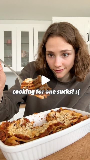 Maya // vegan recipes on Instagram: "SINGLE HOUSEHOLD RECIPES 👩‍🍳   Cooking for only one person can be harrrrd, so stay tuned for the next 6 recipes… delicious stuff is coming.😌 - REZEPTE FÜR EINE/N 👩‍🍳  Für nur eine Person zu kochen kann schwer sein, also freu dich auf die nächsten 6 Rezepte … es kommen sehr schmackofatze Sachen.😌 #easyveganmeals #easyrecipes#easyveganrecipes #quickrecipes #vegancooking" Fit Green Mind Maya, Fit Green Mind, Only One, Recipes Delicious, Cooking For One, For The, Stay Tuned, Vegan Recipes, The Next