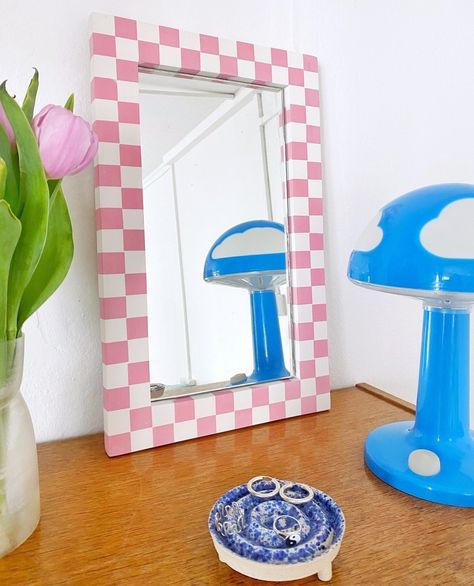 Retro Mirror Wall, Checkered Mirror, Smile Mirror, Funky Mirrors, Spiegel Diy, Funky Room, Wall Hanging Bedroom, Mirror Rectangle, Mirror Wall Hanging