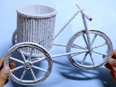 DIY Paper bicycle step by step with pictures - Missmv.com How To Make Bicycle Craft, Vest Mathi Best Craft, Paper Bicycle, Newspaper Diy, Newspaper Art And Craft, Diy Bicycle, Bicycle Crafts, Newspaper Crafts Diy, Recycled Paper Crafts