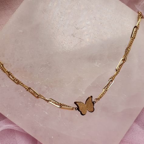 Butterfly Necklace Gold, Butterfly Necklace, Metal Necklaces, Pretty Jewellery, Necklace Gold, Shower Ideas, Womens Jewelry Necklace, 18k Gold, Gold Plate