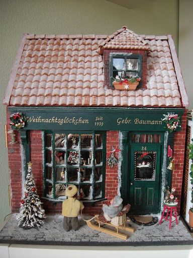 Room Box Miniatures, Christmas Diorama, Dolls House Shop, Gingerbread House Designs, Diy Christmas Village, Christmas Shadow Boxes, Dollhouse Christmas, Christmas Village Houses, Christmas Village Display