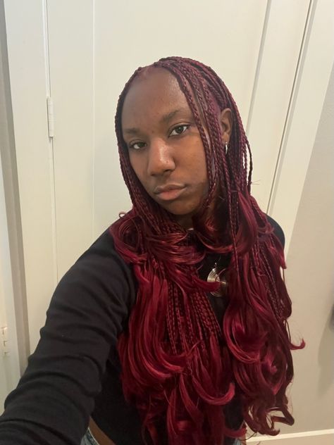 Ombre Red Knotless Braids, Red Layered Braids, Hair Color Combos Braids, Burgundy French Curl Braids, Colored Braids For Black Women, Black And Red Braids, Red Hair On Dark Skin, Burgundy Braids, Braid Hairstyles Black