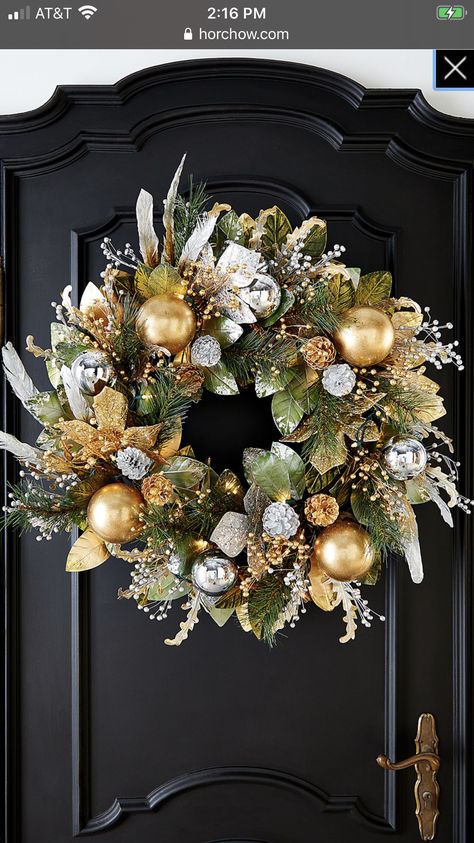 Silver And Gold Christmas, Gold Christmas Wreath, Christmas Wreath Decor, Christmas Wreath Craft, Christmas Decorations Wreaths, Xmas Wreaths, Christmas Wreaths Diy, Wreath Crafts, Gold Christmas