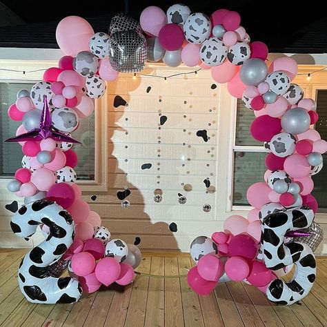 The Celebration Co. 🥳 | No one: Us: Disco Cowgirl Theme 🪩🐄🤠💖 A special event for our one & only @margariita.x 🫶🏼 Disco Cowgirl is just one of those themes you… | Instagram Cowgirl 21st Birthday Theme Parties, 21st Birthday Party Centerpieces, Disco Cowboy Party, Disco Cowgirl Theme, Balloon Circle, Cowgirl Party Decorations, Cowgirl Barbie, Cowboy Themed Birthday Party, Cowgirl Cakes