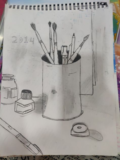 Its a pen stand sketch it is not very good but you can do it ok . Pen Stand Drawing, Crafts Bookmarks, Sketch It, Diy Crafts Bookmarks, Pen Stand, Gamer Pics, Object Drawing, Cute Wallpaper For Phone, A Pen