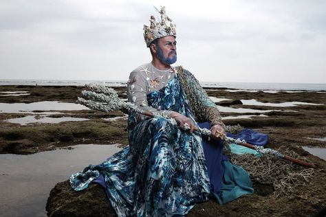 Lots of inspiration, diy & makeup tutorials and all accessories you need to create your own DIY Poseidon Costume for Halloween. Neptune Costume Men, Poseidon Costume Diy, Posiden Costume, Neptune Costume, Poseidon Costume, Diy Costumes Men, Mermaid Halloween Costumes, Mermaid Parade, Mermaid Halloween