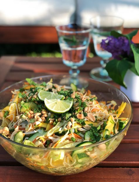 Rezept: Asiatischer Glasnudelsalat | Marry Kotter Marry Kotter, Glass Noodle Salad, Glass Noodles, Vegan Nutrition, Noodle Salad, Squash Recipes, Spaghetti Squash, Whole 30 Recipes, Vegan Eating