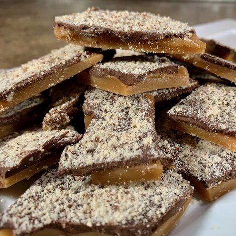 American-style English Toffee (aka Buttercrunch Candy) Buttercrunch Toffee, English Toffee Recipe, Outlander Cast, Toffee Candy, Toffee Recipe, English Toffee, Almond Meal, Candy Recipes Homemade, Roasted Cashews