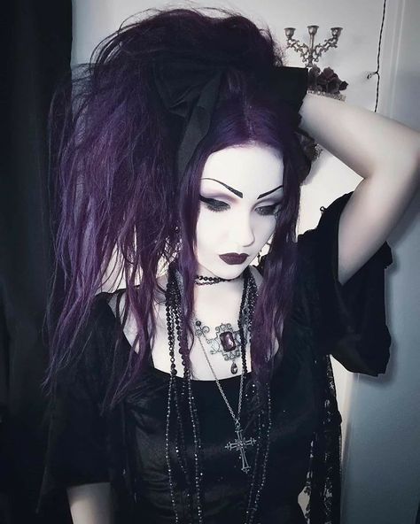 Poppy Jewelry, Elegant Goth, Goth Hair, Queen Aesthetic, Alternative Makeup, Romantic Goth, Goth Beauty, Alternative Hair, Metal Girl