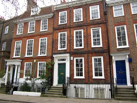 British Row House, English Townhouse Exterior, British Townhouse, English Townhouse, Townhouse Exterior, Georgian Interiors, English Architecture, Estate Interior, London Vibes