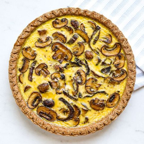 Caramelized Onion & Mushroom Quiche 400 Calorie Lunches, Healthy Chicken Sandwich Recipes, Quiche Recipes Healthy, Healthy Quiche, Eggs Quiche, Onion Quiche, Mushroom Quiche, Vegetarian Nutrition, Eating Well Recipes