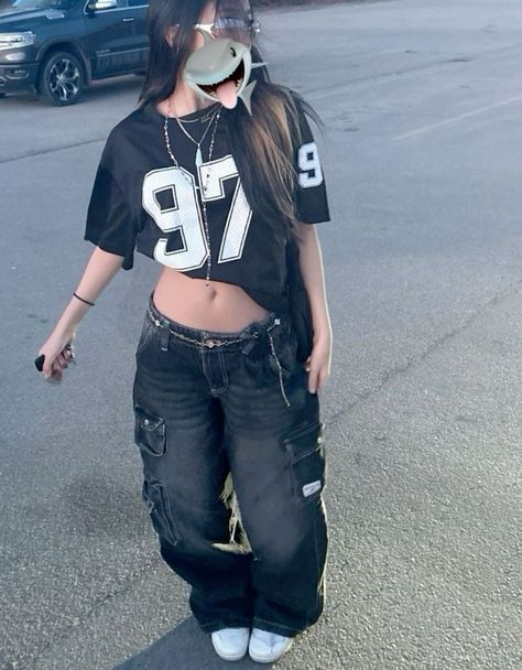 Street Wear Fits Aesthetic, Free Thug Outfit, Outfits With Jerseys Women, Sb Concert Outfit Ideas, Y2k Streetwear Outfit Ideas, Y2k Outfits For Women, Y2k Street Aesthetic, 2000 Hip Hop Fashion Women, Womens Y2k Outfits