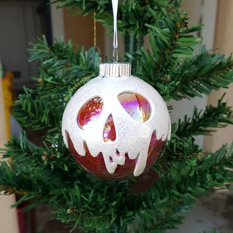 Every Disney Villain Fan's Tree Needs A Poison Apple Ornament Disney Christmas Diy, Disney Ornaments Diy, Disney Christmas Crafts, Geek Christmas, Apple Christmas, Disney Christmas Decorations, Disney Christmas Tree, Disney Christmas Ornaments, Poison Apple