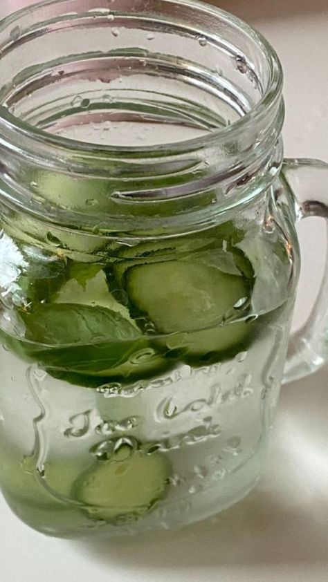 Cucumber water detox Advanced Workout Plan, Water Cucumber, Cucumber Lemon Water, Cucumber Detox Water, Water With Lemon, Drinking Hot Water, Cucumber Water, Fresh Girls, Water Aesthetic