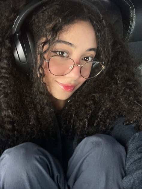 Curly Hair With Glasses, Curly Hair And Glasses, Curly Hair Glasses, Clear Glasses Frames, Curly Hair Drawing, Glasses Makeup, Black Curly Hair, Mexican Girl, Curly Hair Women