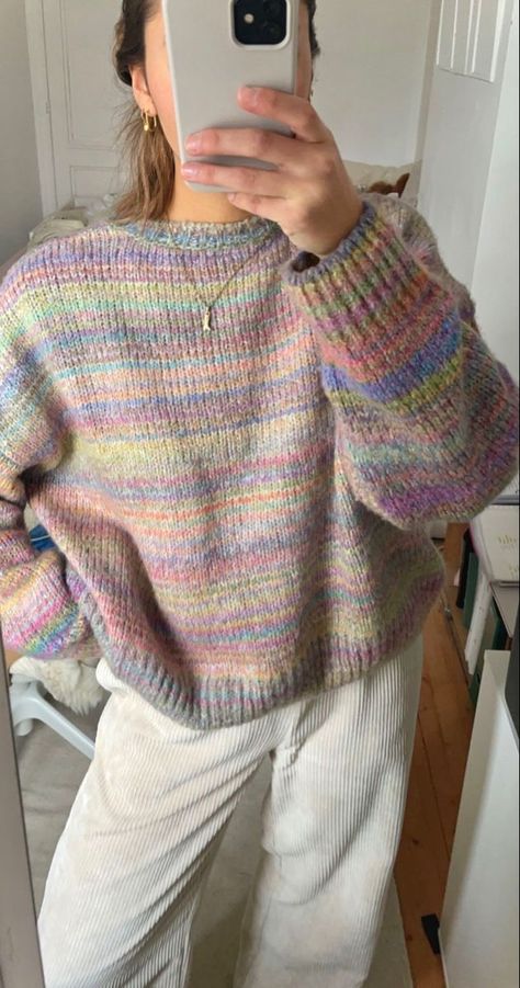 Pretty Cardigan Outfit, Colors That Go With Cream Outfits, Nature Core Outfits, Taurus Outfits Aesthetic, Evermore Style, 2023 Fashion Outfits, Style Striped Sweater, Range Rover Mom, Sophia Richie Style