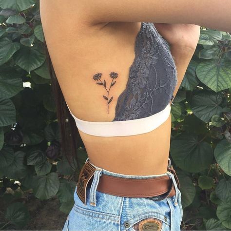 Discreet Tattoos For Women, Daisy Tattoo Designs, Mo Ganji, Cute Tattoos On Wrist, Ribcage Tattoo, Flower Wrist Tattoos, Daisy Tattoo, Tattoos Geometric, Sunflower Tattoos